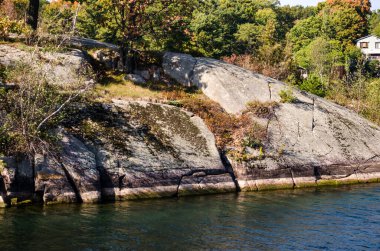 Evin kıyısı olan göl manzarası