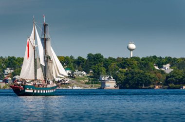 St. Lawrence Nehri 'nin New York Sahil Hattı' nda dolu dolu bir gemi..