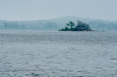 Sabah gölde bir tekne.