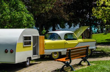 1957 Hudson Metropolitan. Brockville Otomobil Fuarı 'nda renkli bir kamp karavanı var..