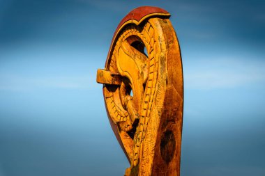 Sahte bir Viking gemisinin kuyruk parçasını dramatik bir gökyüzüne karşı oymak.