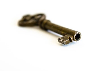 Beyaz Arkaplanda Antik Brass İskelet Anahtar ucu, açılı bir görünüm makro yakın çekim gösterilir