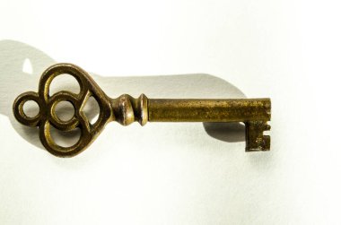 Beyaz Arkaplanda Antika Pirinç İskelet Anahtarı