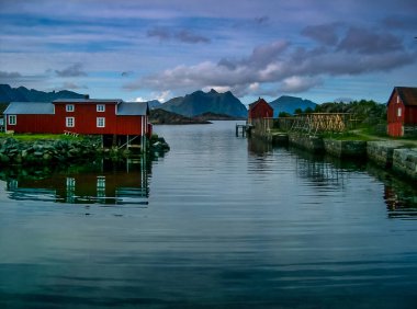 Lofoten Adaları 'ndaki Stamsund, Norveç' teki balıkçı binalarının ve rıhtımın manzarası.