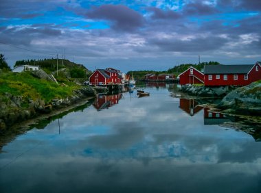 Akşamları küçük bir Norveç balıkçı köyü