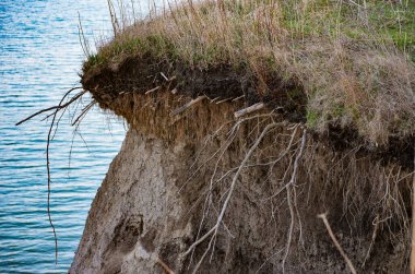 Eroked Cliff Edge Bir Göle Bakar