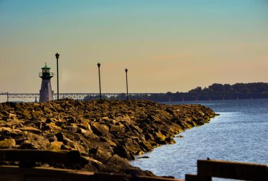 Prescott, Ontario 'daki liman manzarası deniz fenerini ve dalgakıranı gösteriyor.