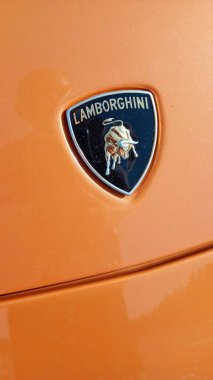 Polonya - 28 Temmuz 2024: Üzerinde Lambroghini yazan bir araba amblemi.