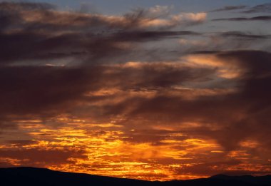 Güzel altın gün batımı gökyüzü manzarası, doğal arka plan