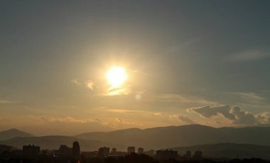 Güzel altın gün batımı gökyüzü manzarası, doğal arka plan