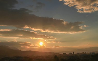 Güzel altın gün batımı gökyüzü manzarası, doğal arka plan
