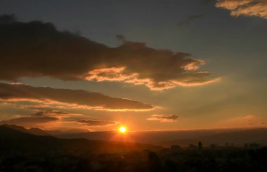 Güzel altın gün batımı gökyüzü manzarası, doğal arka plan