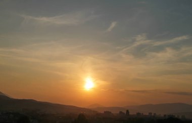 Güzel altın gün batımı gökyüzü manzarası, doğal arka plan