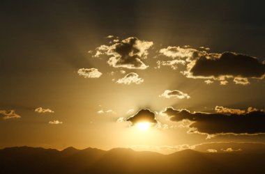 Güzel altın gün batımı gökyüzü manzarası, doğal arka plan