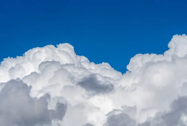 Awan Besar Langit Biru Latar Belakang Lanskap — Stok Foto