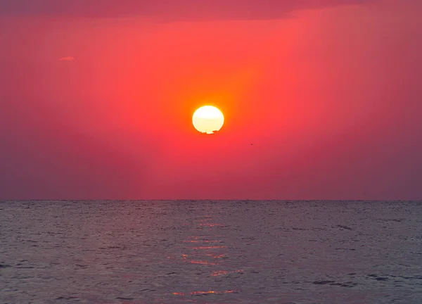 Grand Coucher Soleil Sur Mer Lever Soleil Ciel Rouge — Photo