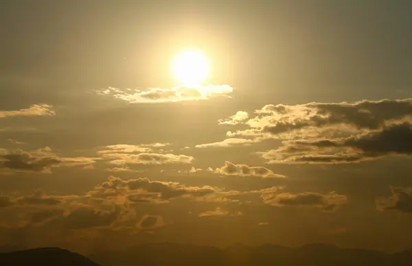 Prachtige Gouden Zonsondergang Hemel Landschap Natuurlijke Achtergrond — Stockfoto
