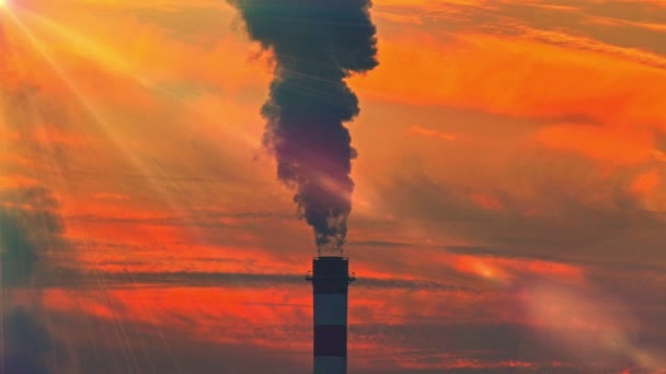 Průmyslová Komín Kouř Továrna Při Západu Slunce Zpomalení — Stock video