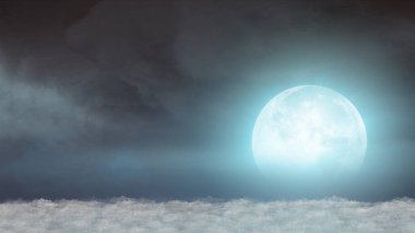 Gece ay ışığında kümülüs bulutları üzerinde güzel ve gerçekçi bir uçuş.