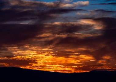 Güzel altın gün batımı gökyüzü manzarası, doğal arka plan