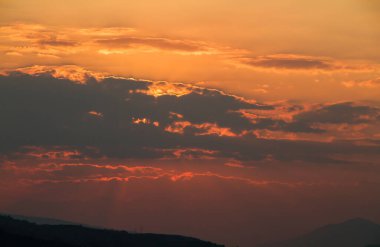 Güzel altın gün batımı gökyüzü manzarası, doğal arka plan