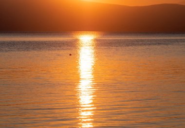 Gün batımı ile güzel sakin göl, doğal arka plan