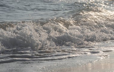 Dalgalar deniz kıyısı makrosu sıçratıyor. Yaklaş.