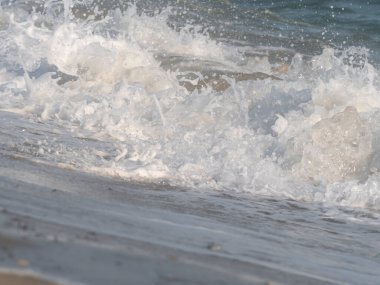 Dalgalar deniz kıyısı makrosu sıçratıyor. Yaklaş.