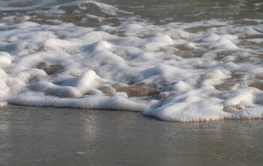 Dalgalar deniz kıyısı makrosu sıçratıyor. Yaklaş.