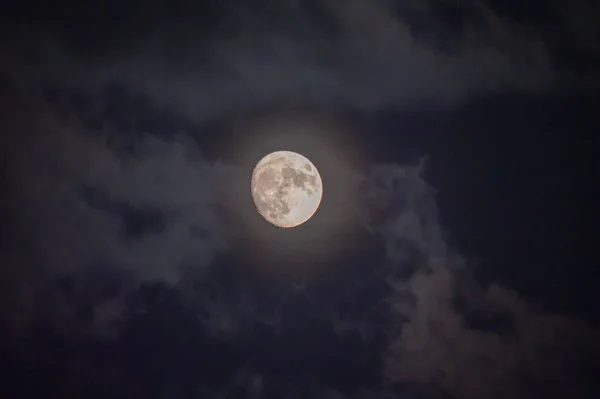雲と夜の神秘的な空の満月 — ストック写真