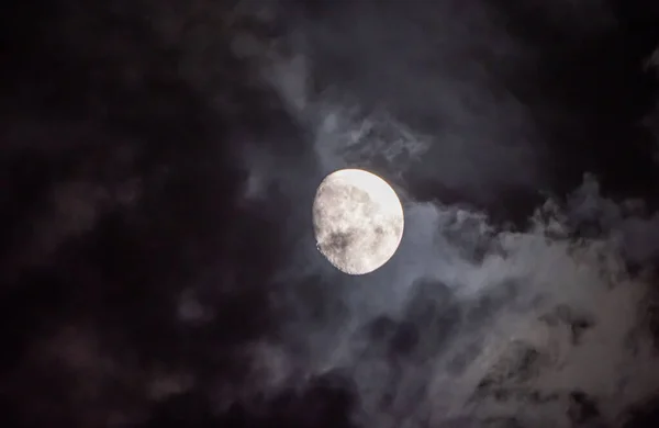 구름으로 뒤덮인 보름달 — 스톡 사진