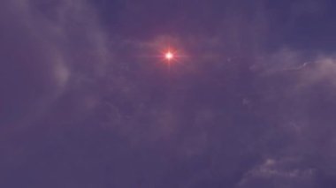 Bulutların üzerinde uç güneş ışığı