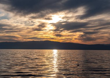 Gün batımı ile güzel sakin göl, doğal arka plan