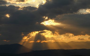 Güzel altın gün batımı gökyüzü manzarası, doğal arka plan