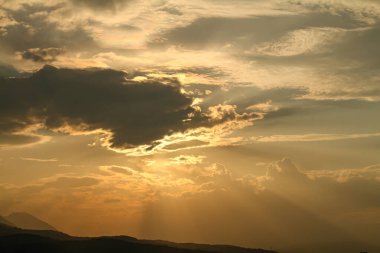 Güzel altın gün batımı gökyüzü manzarası, doğal arka plan