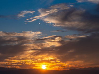 Güzel altın gün batımı gökyüzü manzarası, doğal arka plan