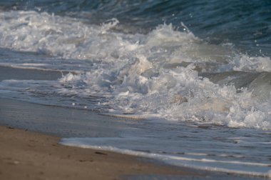 Mavi tropikal denizdeki dalgalı plaj