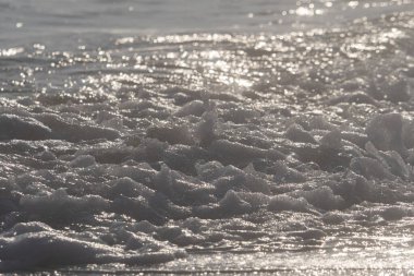 Dalgalar deniz kıyısı makrosu sıçratıyor. Yaklaş.