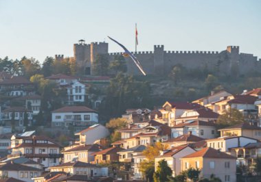 Martılar Ohri Gölü üzerinde uçar, doğal arka plan