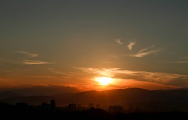 Güzel altın gün batımı gökyüzü manzarası, doğal arka plan