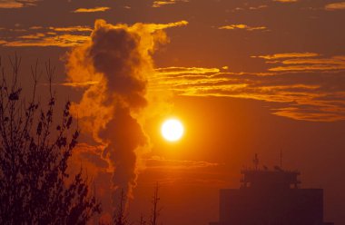 duman fabrikası gün doğumu büyük güneş bulutları zoom
