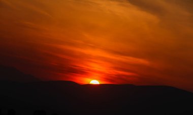 Güzel altın gün batımı gökyüzü manzarası, doğal arka plan