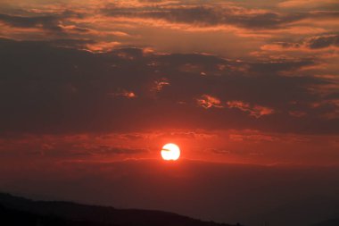 Güzel altın gün batımı gökyüzü manzarası, doğal arka plan
