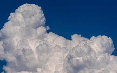 Gökyüzü manzarasına karşı beyaz kabarık büyük bulutlar