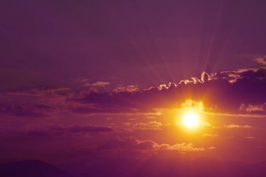 Gün batımı güneş ışığı parlıyor, doğal arka plan