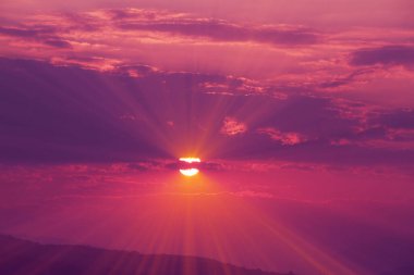 Gün batımı güneş ışığı parlıyor, doğal arka plan