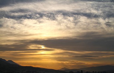 Güzel altın gün batımı gökyüzü manzarası, doğal arka plan