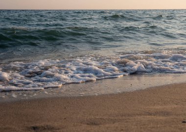 Dalgalar deniz kıyısı makrosu sıçratıyor. Yaklaş.