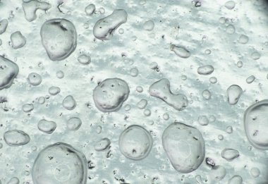 Cam duvara bir damla su damlatın, kapatın.