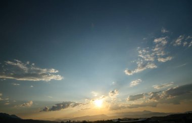 Güzel altın gün batımı gökyüzü manzarası, doğal arka plan